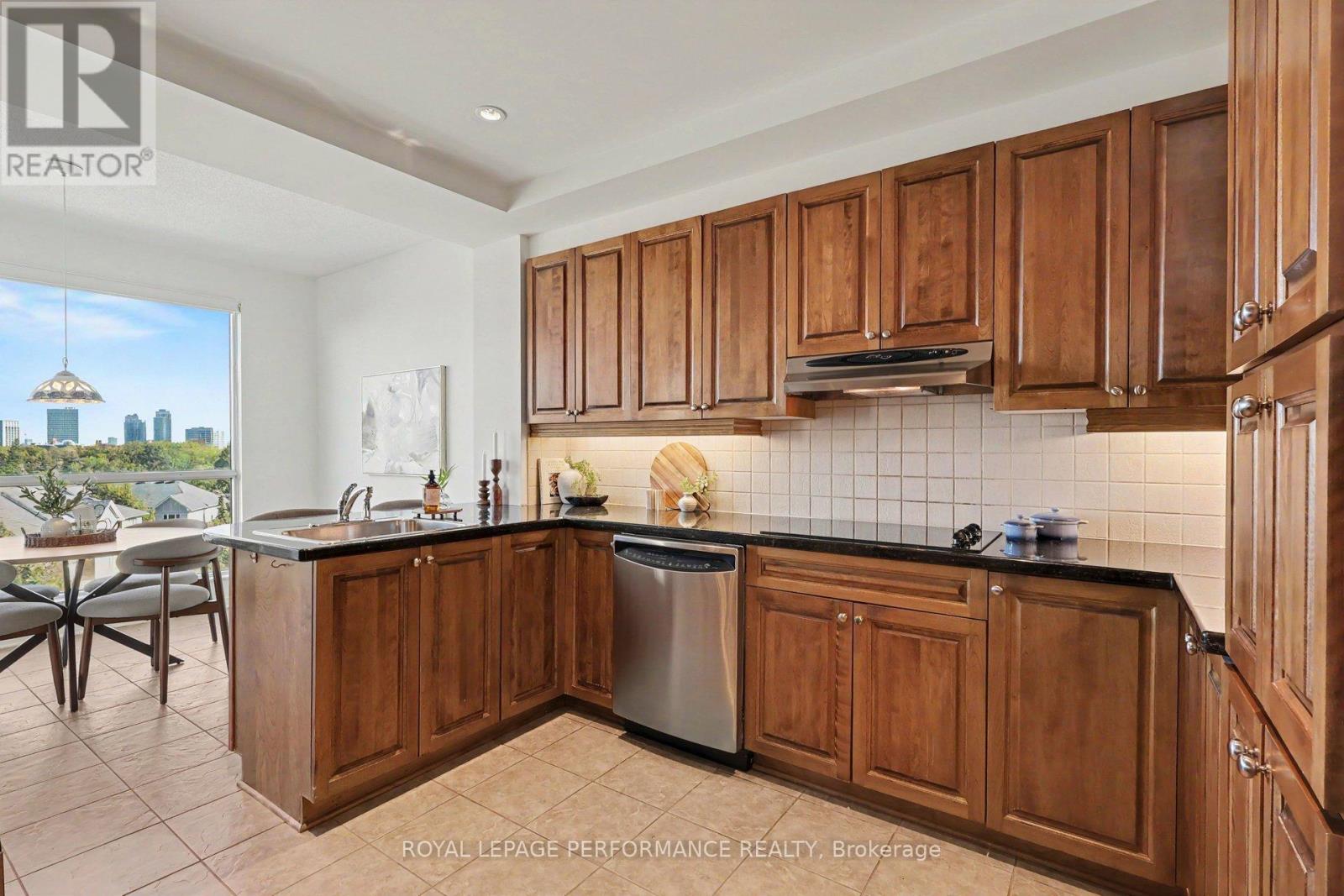 505 - 38 Metropole Private