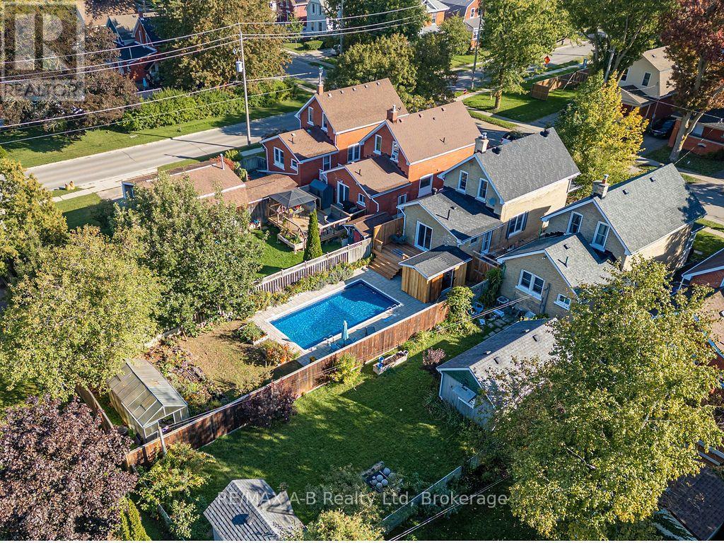 54 Mcnab Street South, Stratford, Ontario, N5A1Z2, Stratford, Ontario — photo 2 of 5
