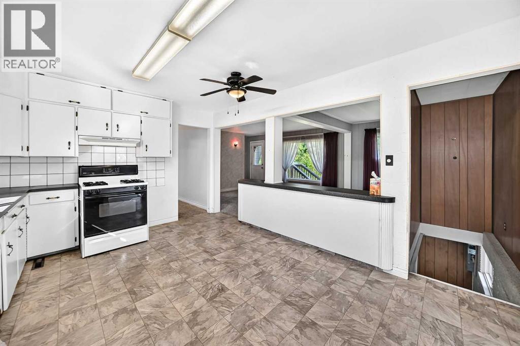 Lots of room for an Ikea Island in the middle...