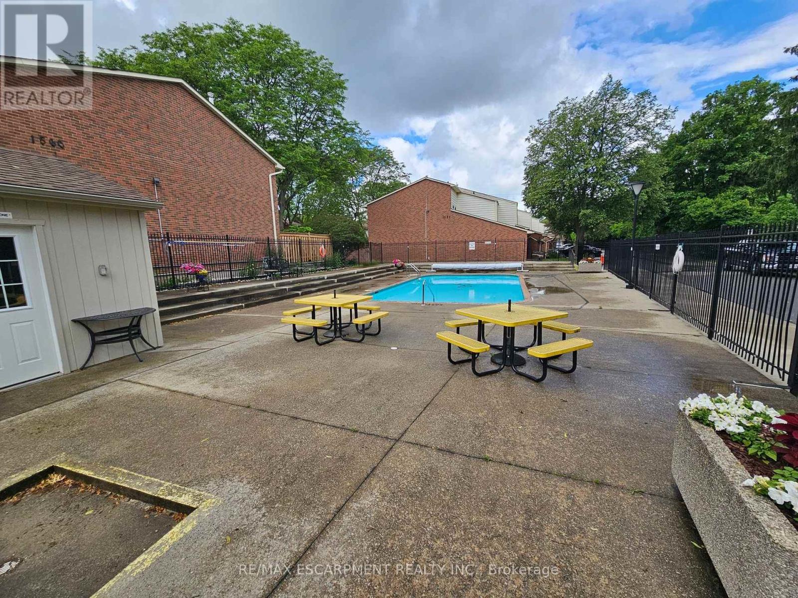 #14 1548 NEWLANDS CRESCENT - 40