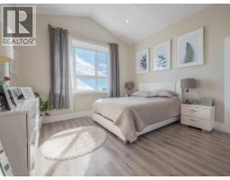 5950 Compass Lane, Sechelt, BC V7Z0V1 Photo 13