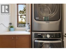 2680 Margate Ave, Oak Bay, BC V8S3A7 Photo 18