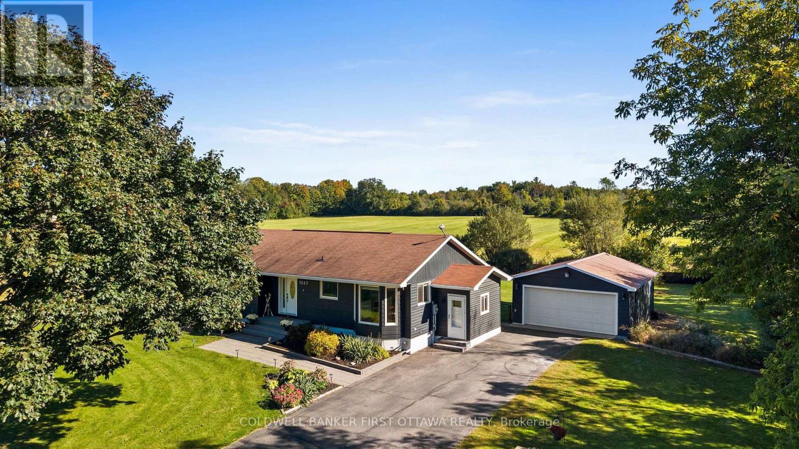 Detached 2 car garage w built in shelving!