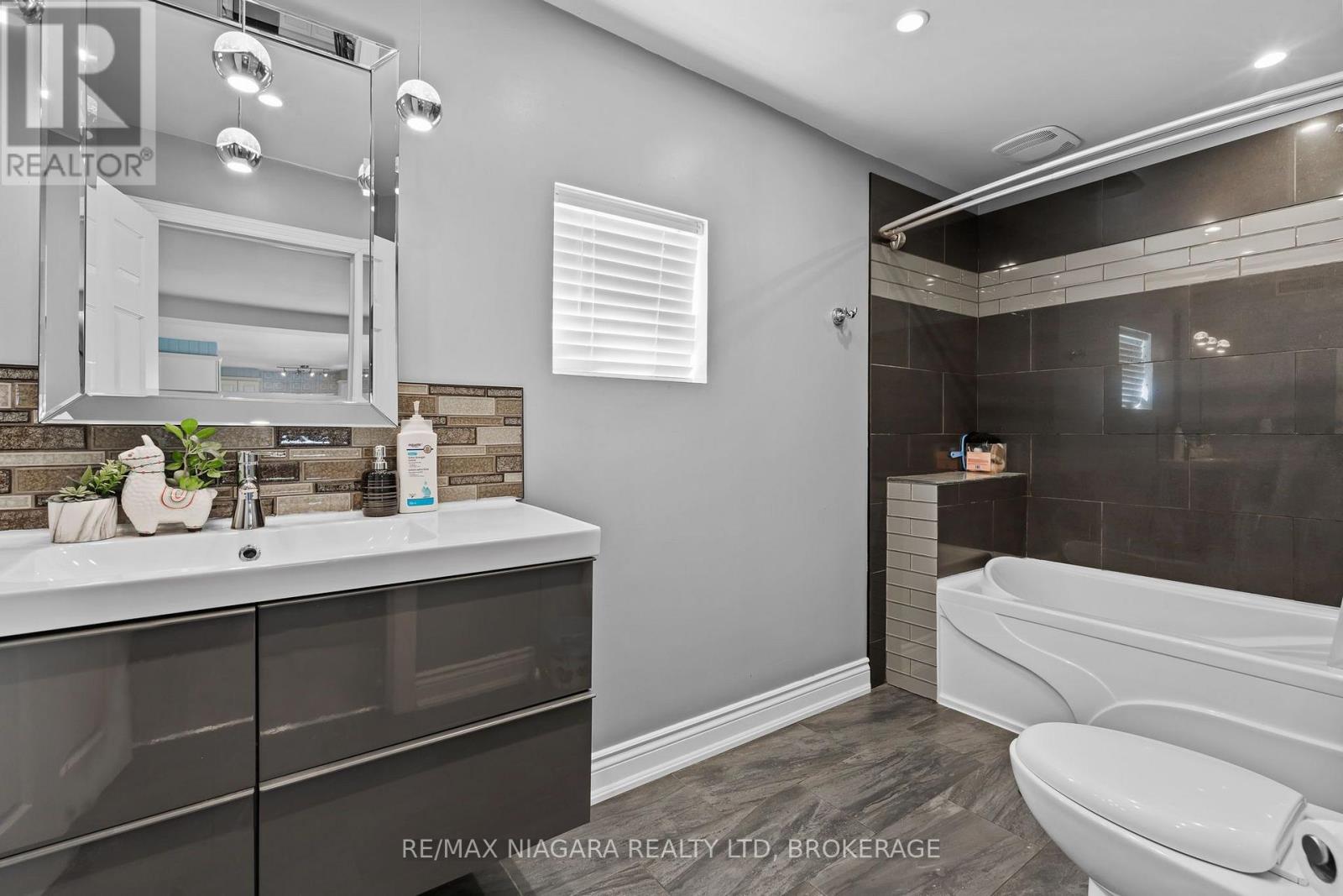 121 KNOLL STREET - 12