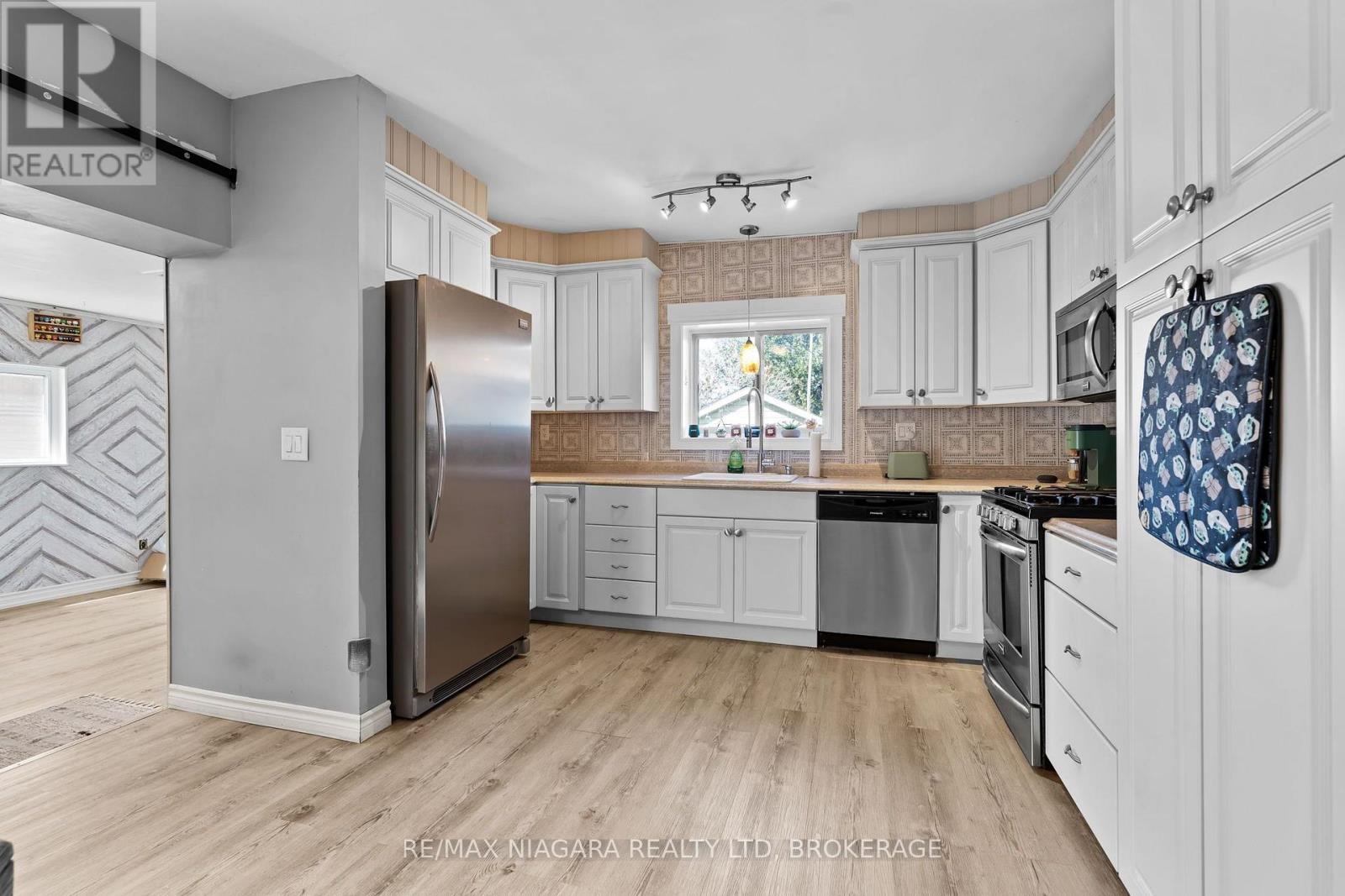 121 KNOLL STREET - 7