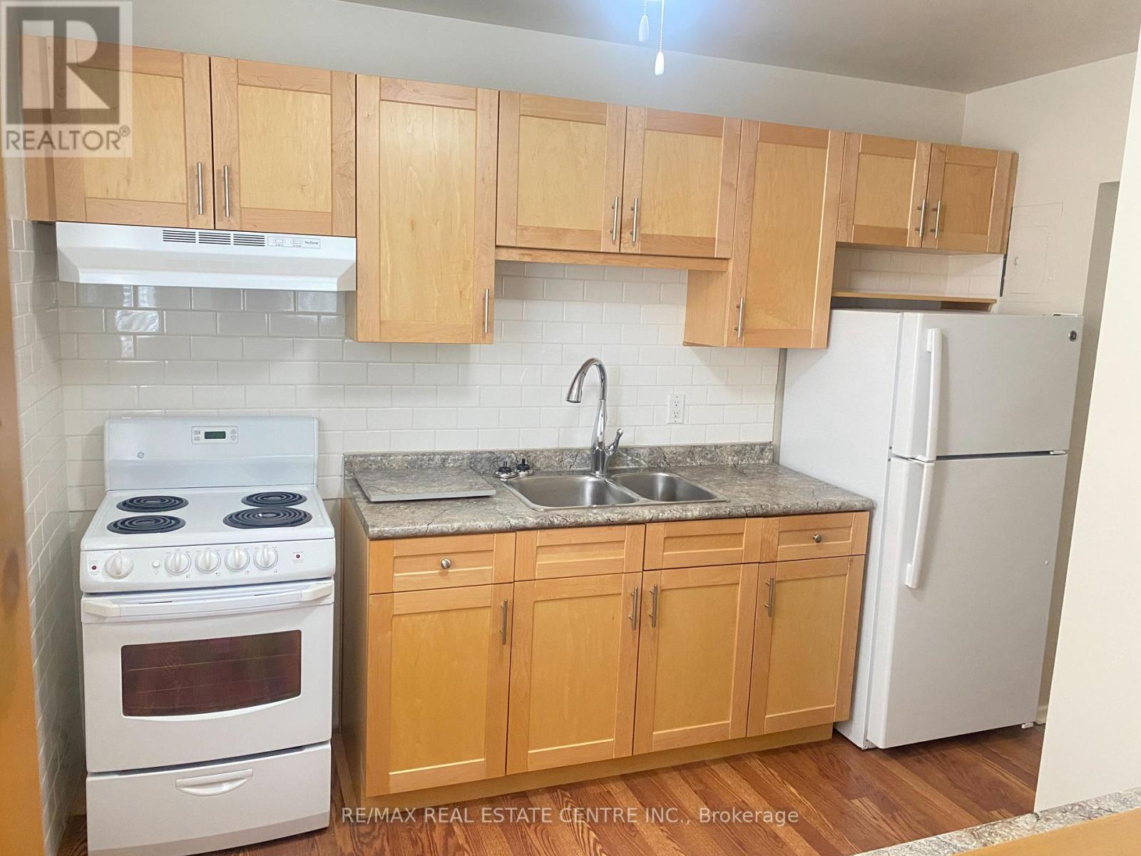 #3 11 Southdale Avenue, Kitchener, Ontario, N2M3V4, Kitchener, Ontario — photo 4 of 5