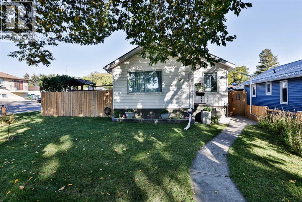 241 19 Street North, Lethbridge, Alberta, T1H3J9, Lethbridge, Alberta — photo 1 of 5