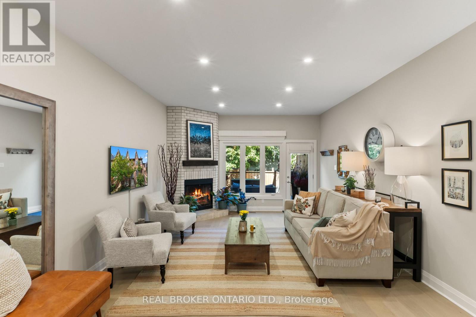 12 ST. JAMES COURT - 23