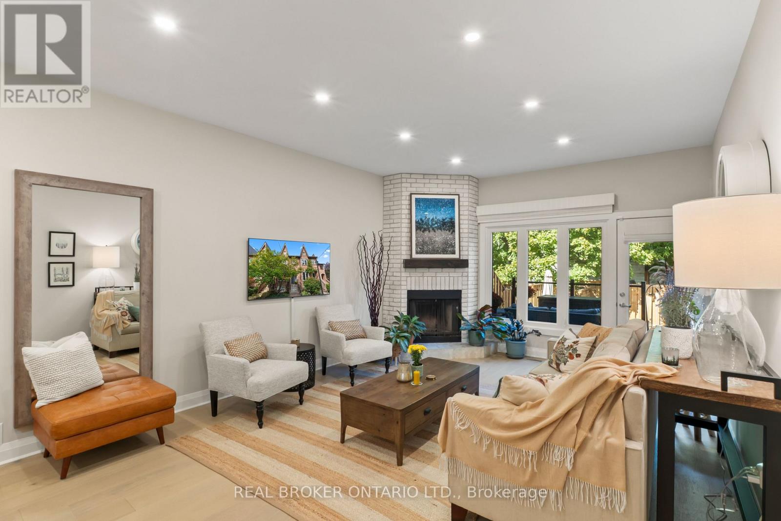 12 ST. JAMES COURT - 25