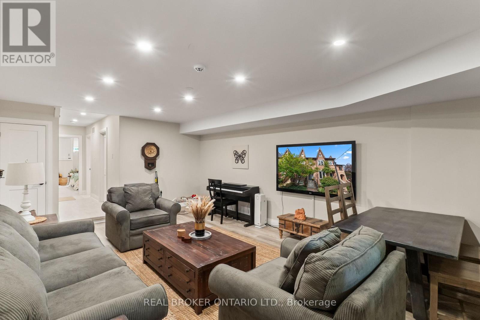 12 ST. JAMES COURT - 47