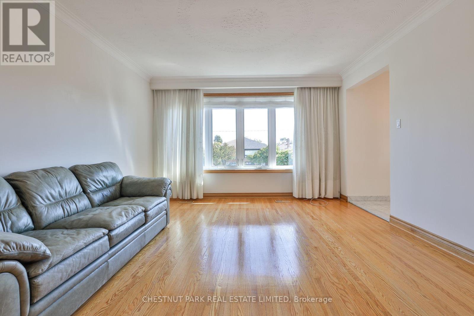28 CHARRINGTON CRESCENT - 27