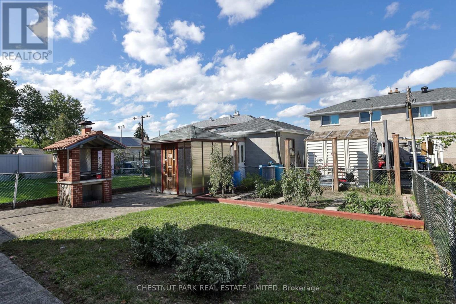 28 CHARRINGTON CRESCENT - 41