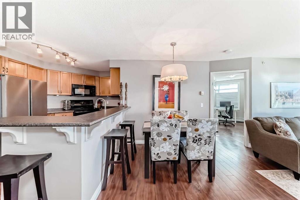 Dining Area and Breakfast Bar