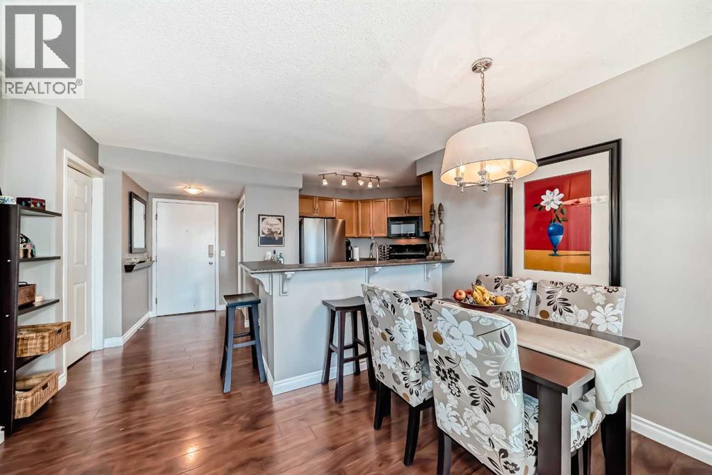 Dining Area and Breakfast Bar