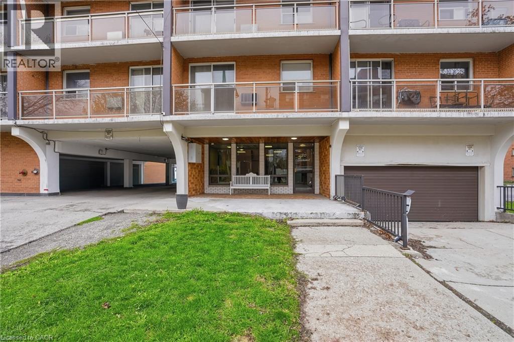 #303 30 SUMMIT Avenue - Image 3