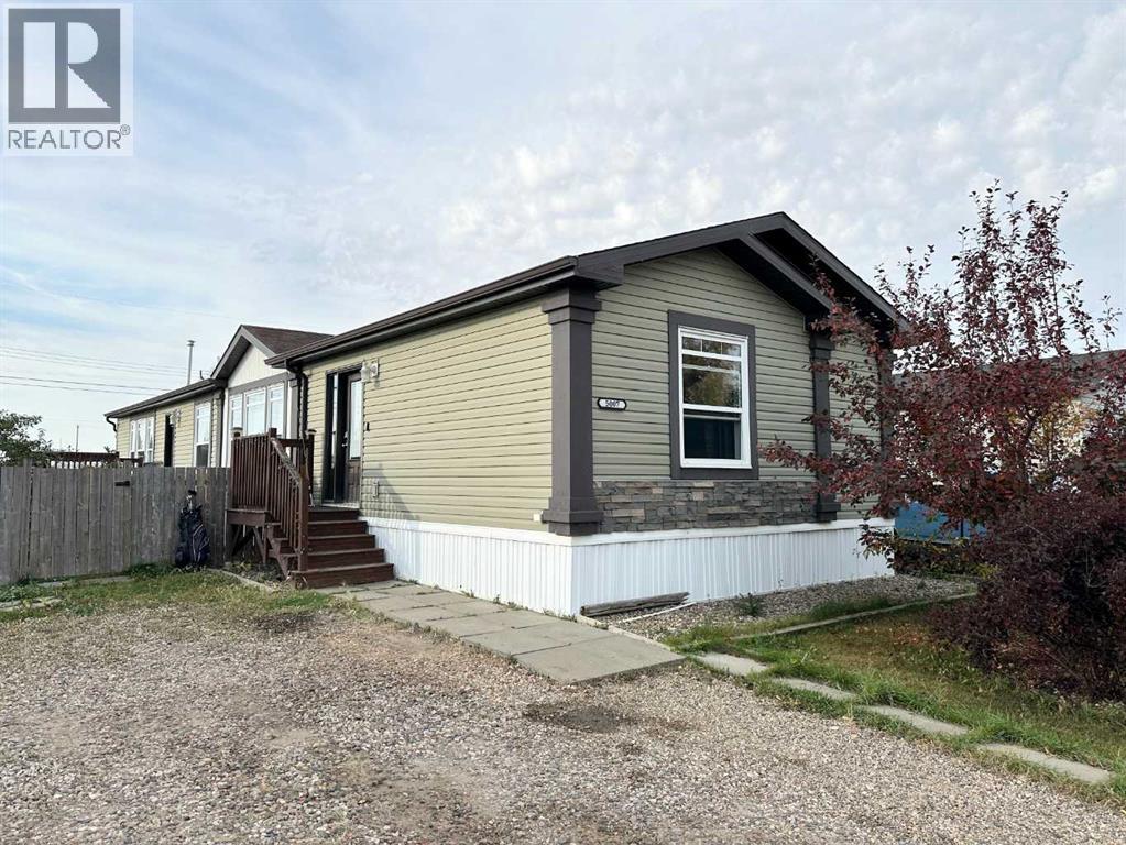 5007 44 Avenue - 1