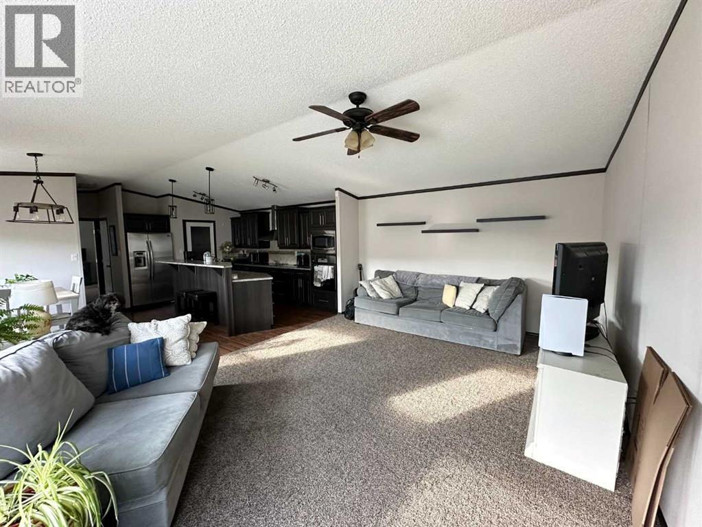 5007 44 Avenue - 4