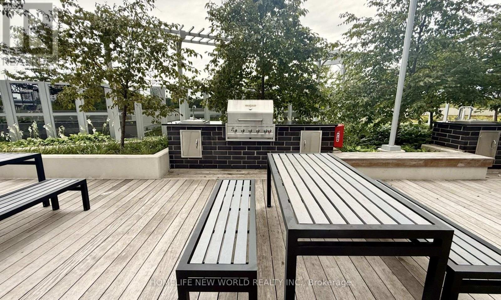 #2015 275 VILLAGE GREEN SQUARE - Image 32