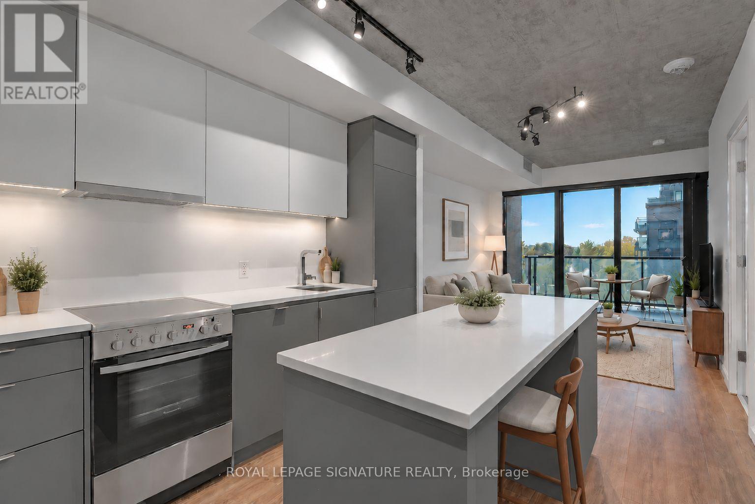 426 - 7 SMITH CRESCENT