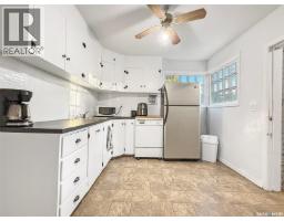 Living room - 352 2nd Avenue Ne, Swift Current, SK S9H2E1 Photo 6