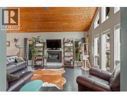 Living room - 2653 Sunset Drive, Kamloops, BC V2C4K4 Photo 10