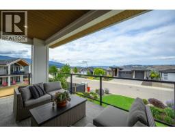 Kitchen - 631 Mt Ida Crescent, Coldstream, BC V1B4G3 Photo 16