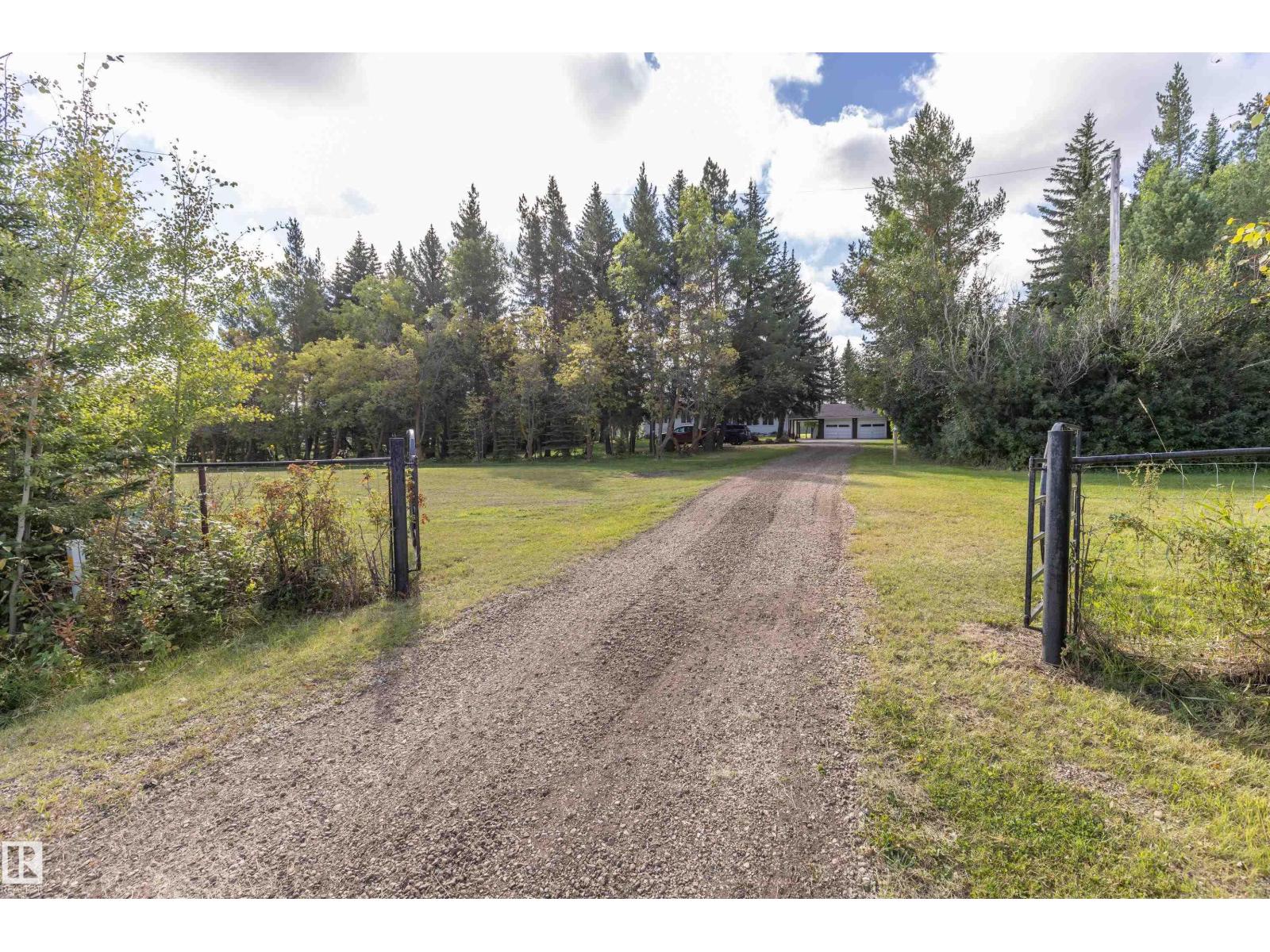 21557 Wye RD, Rural Strathcona County, Alberta, T8E2J2, Rural Strathcona County, Alberta — photo 1 of 5