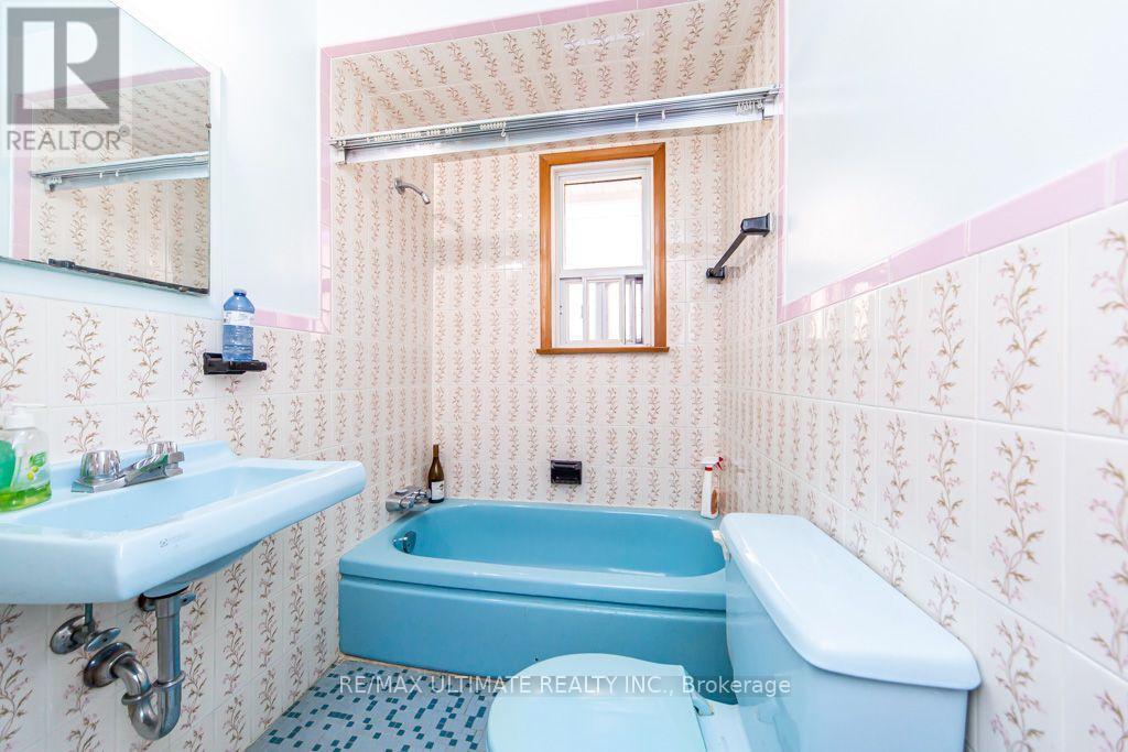45 MCROBERTS AVENUE - Image 32