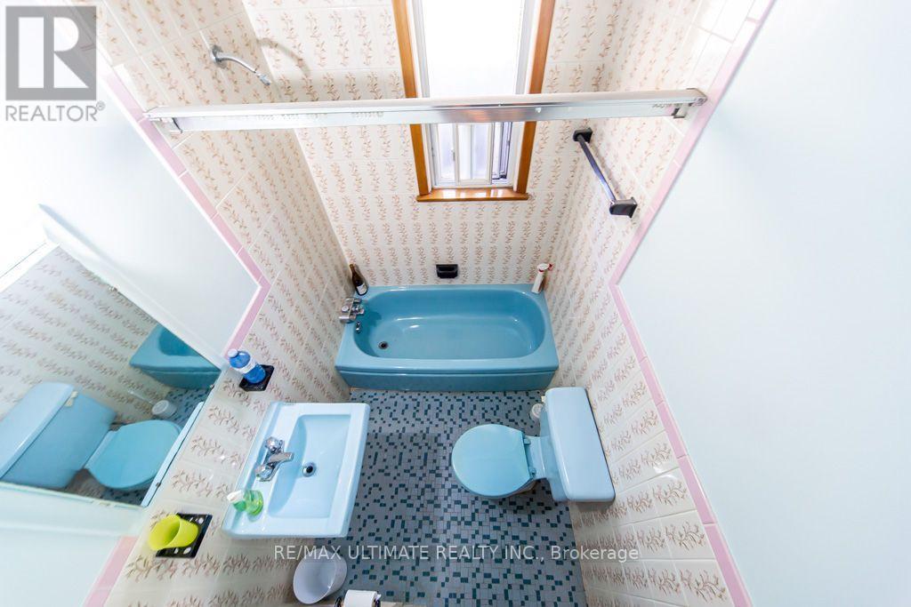 45 MCROBERTS AVENUE - Image 33