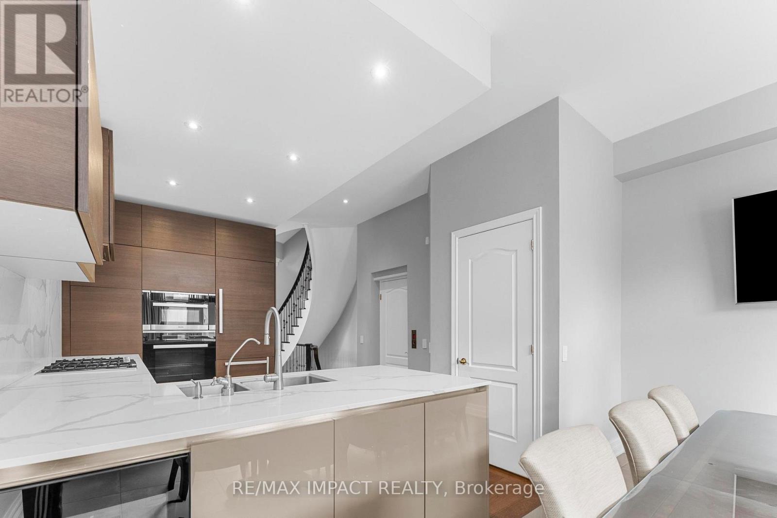 #13 260 RUSSELL HILL ROAD - 12