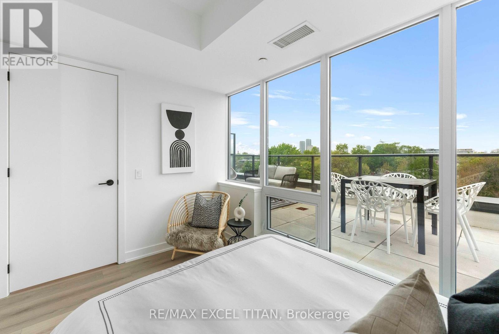 #611 5 LAKEVIEW AVENUE - 21