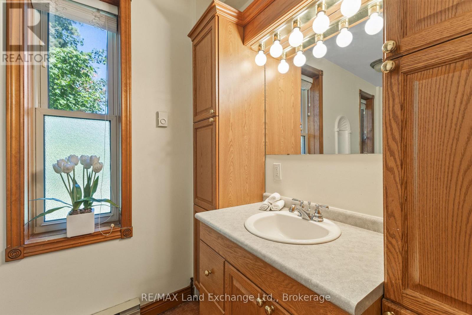 583 ELGIN STREET - 19