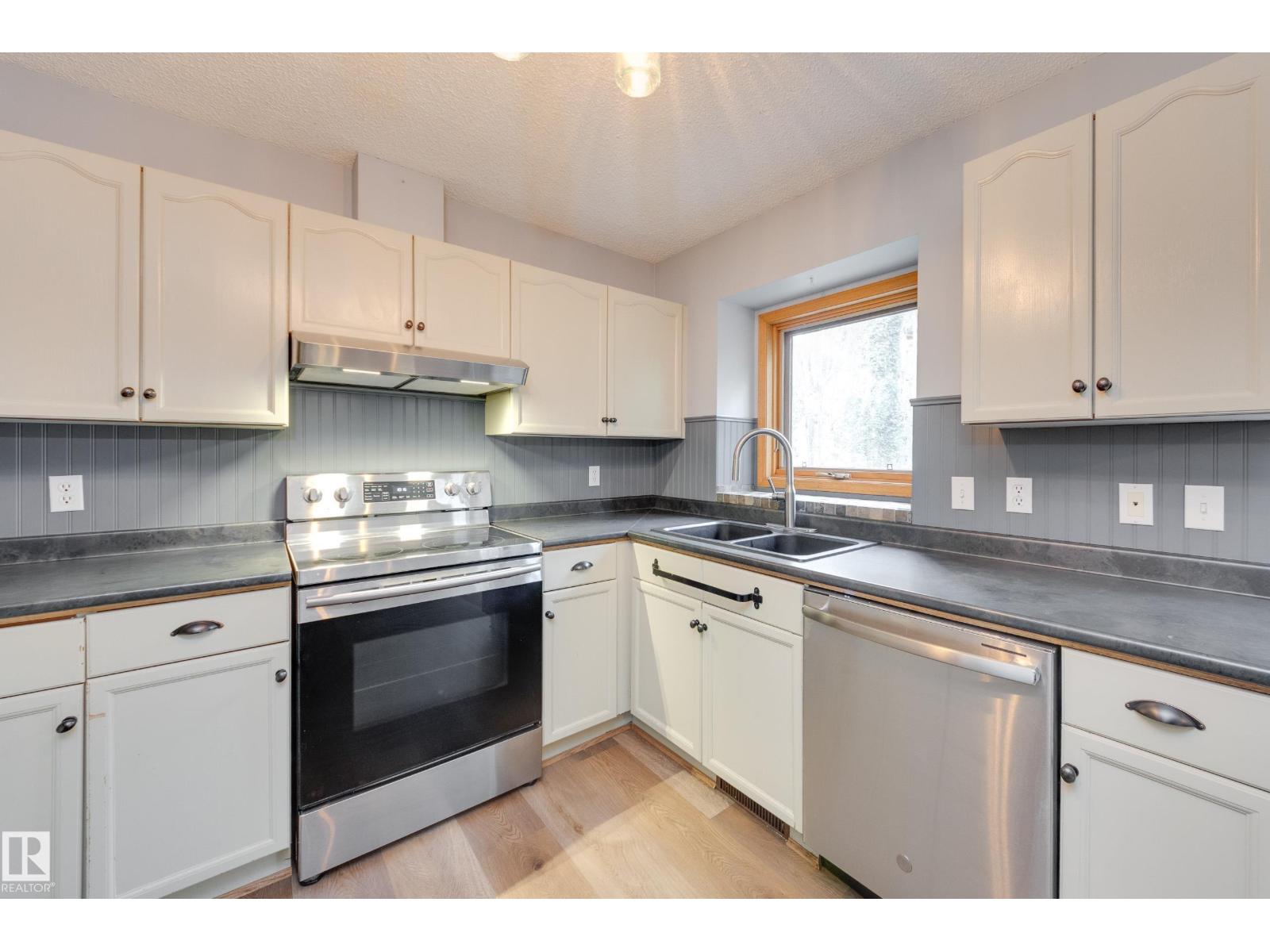 4810 42 ST - 10