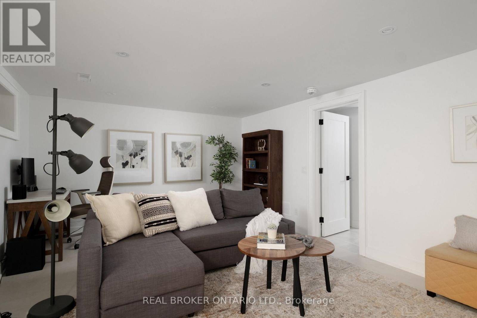 1633 CORAM CRESCENT - 33