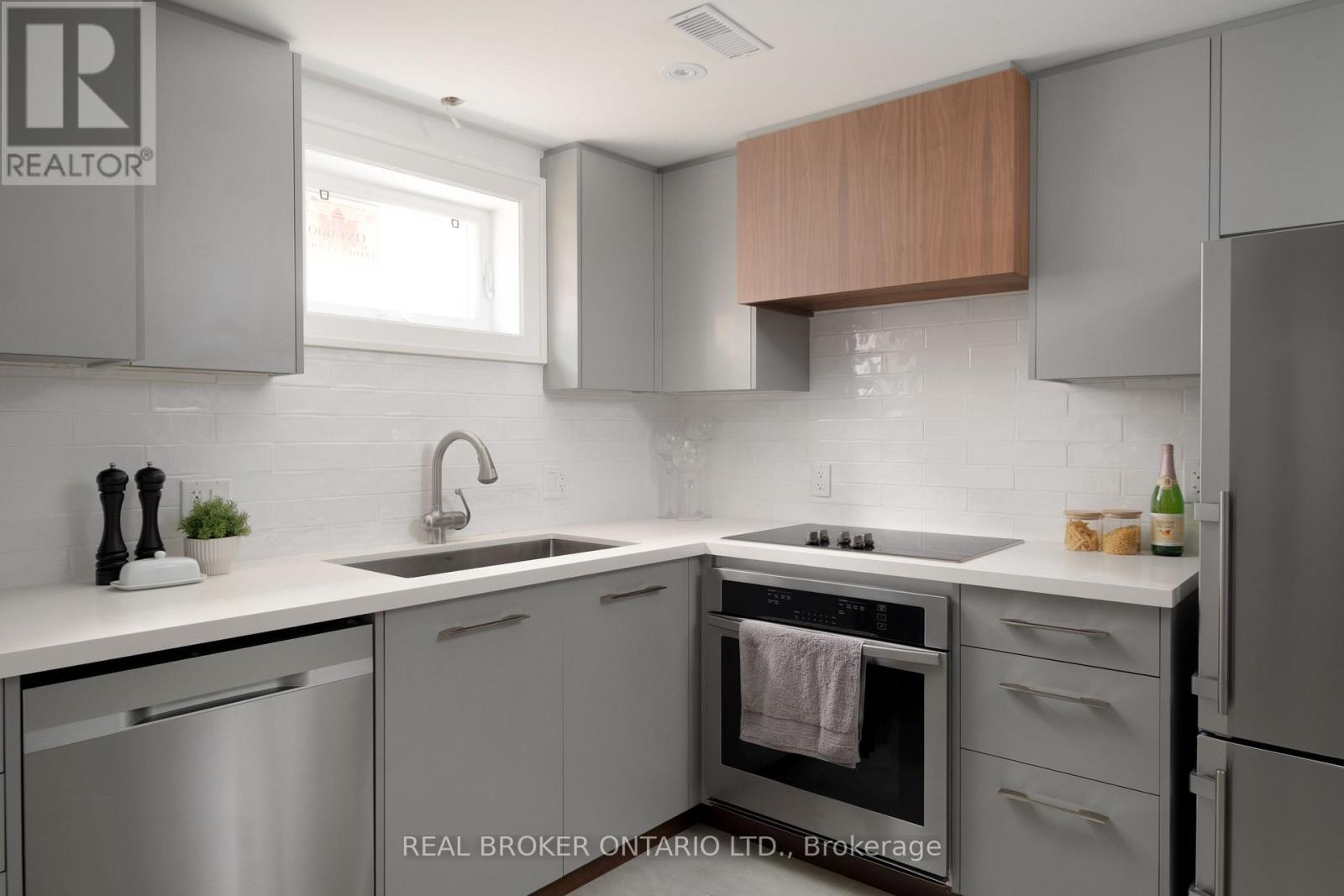 1633 CORAM CRESCENT - 36