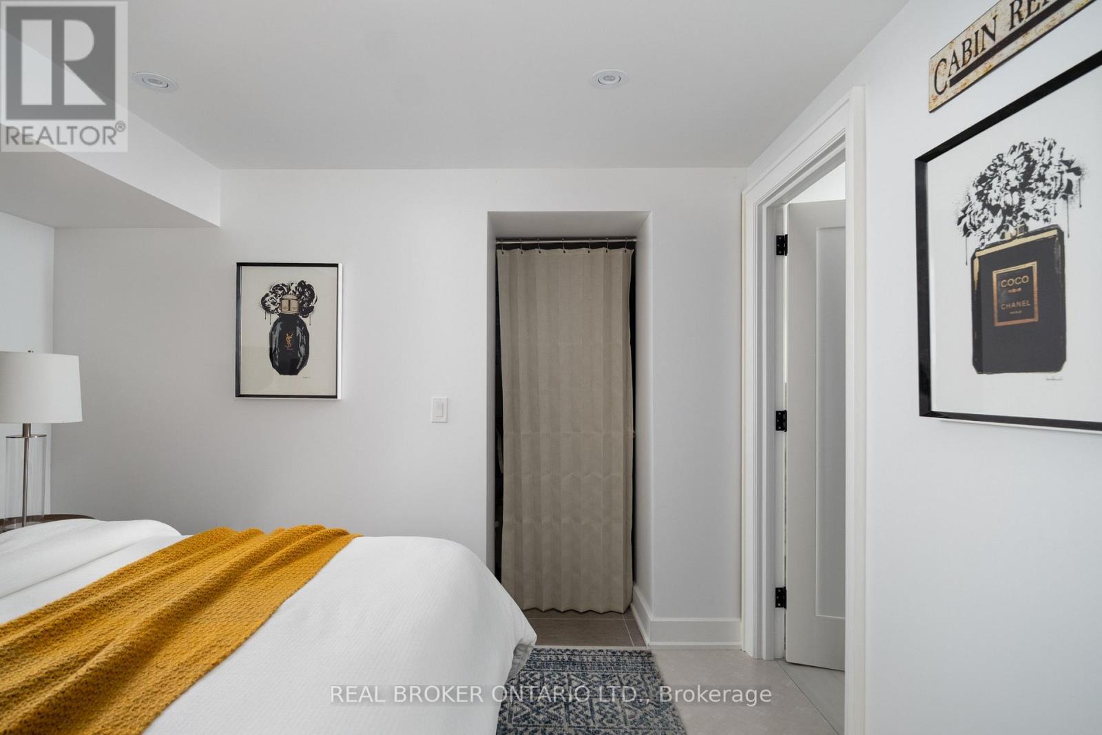 1633 CORAM CRESCENT - 40