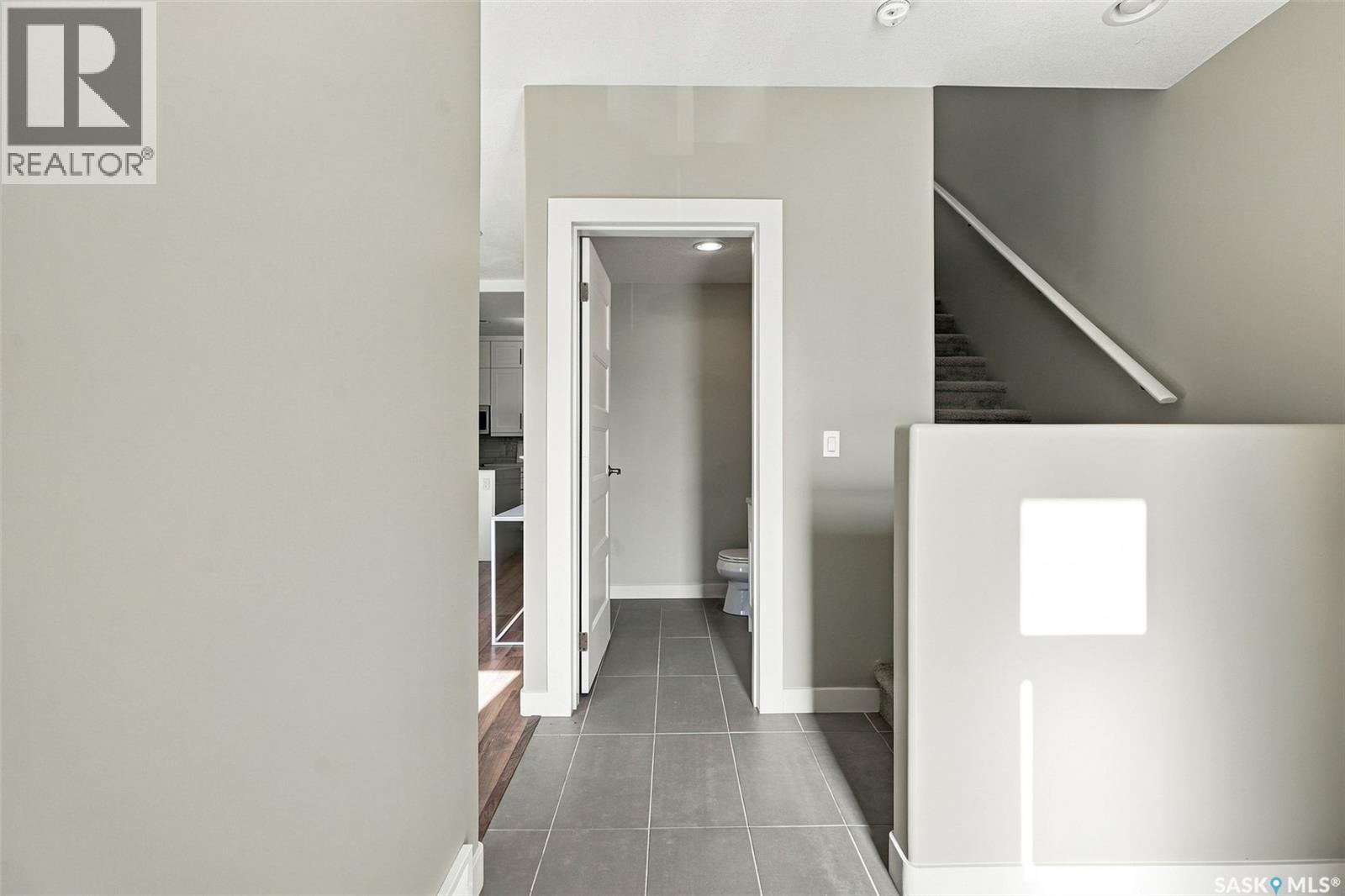 #24 103 Willis CRESCENT - 4