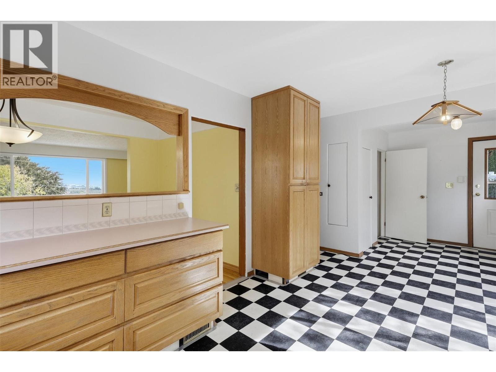 211 CONNAUGHT Road - 20