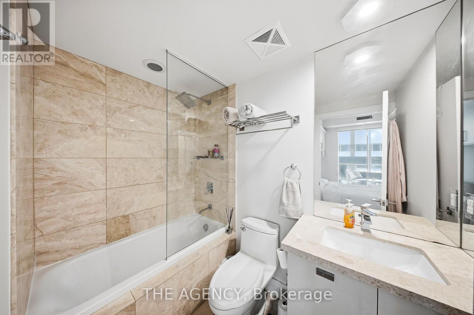 #401 32 DAVENPORT ROAD - 20