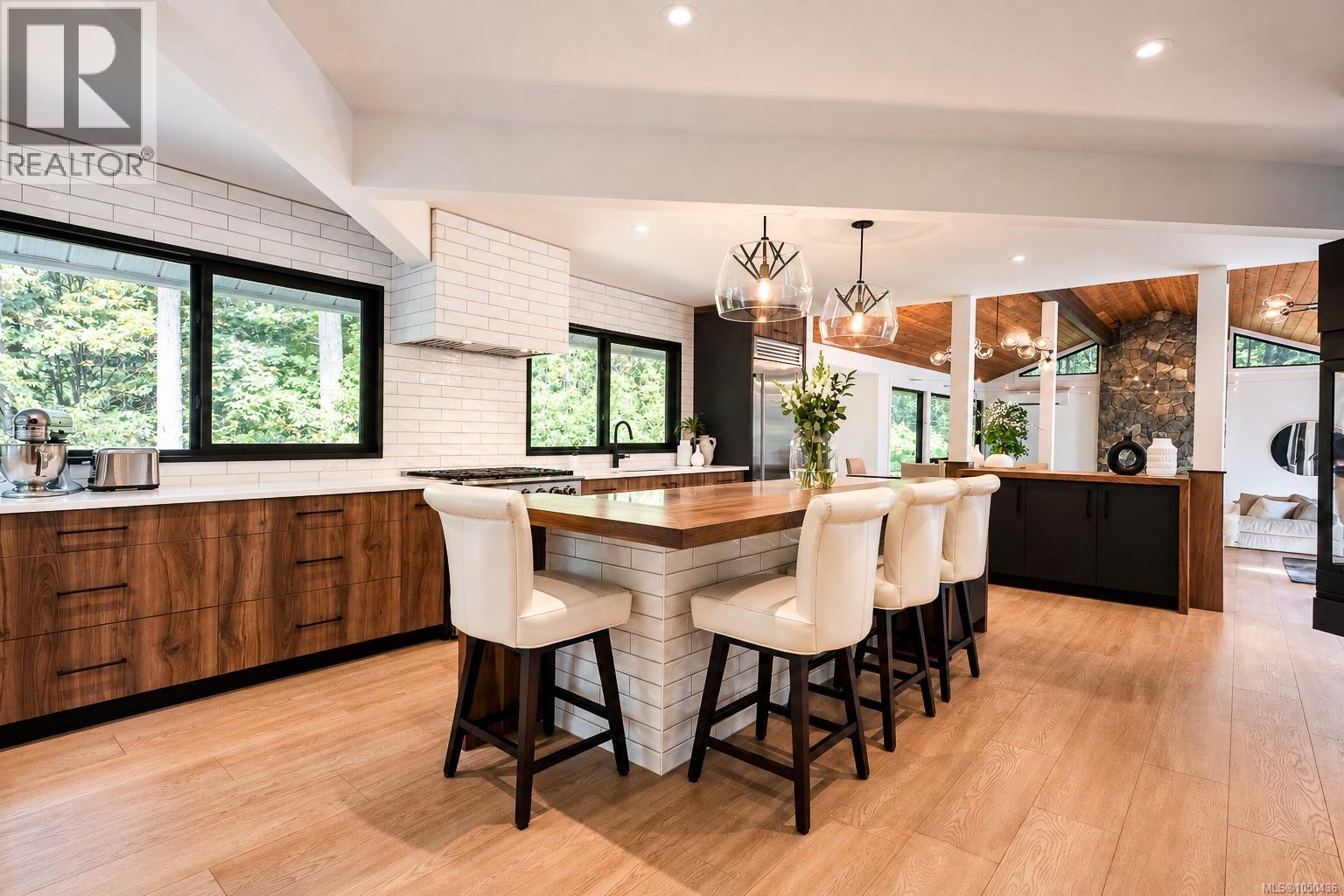  973 Wagonwood Place, Saanich