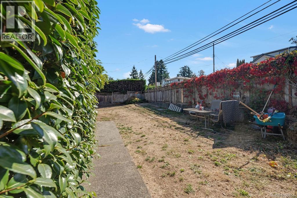 275 Bayview Ave - 55