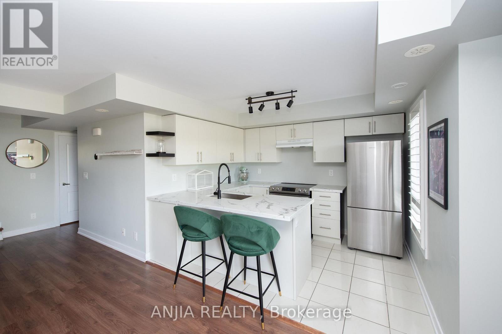 #207 10 Dunsheath Way, Markham (Cornell), Ontario, L6B1N3, Markham (Cornell), Ontario — photo 4 of 5