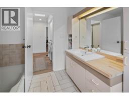 1556 Gladstone Ave, Victoria, BC V8R1S5 Photo 16