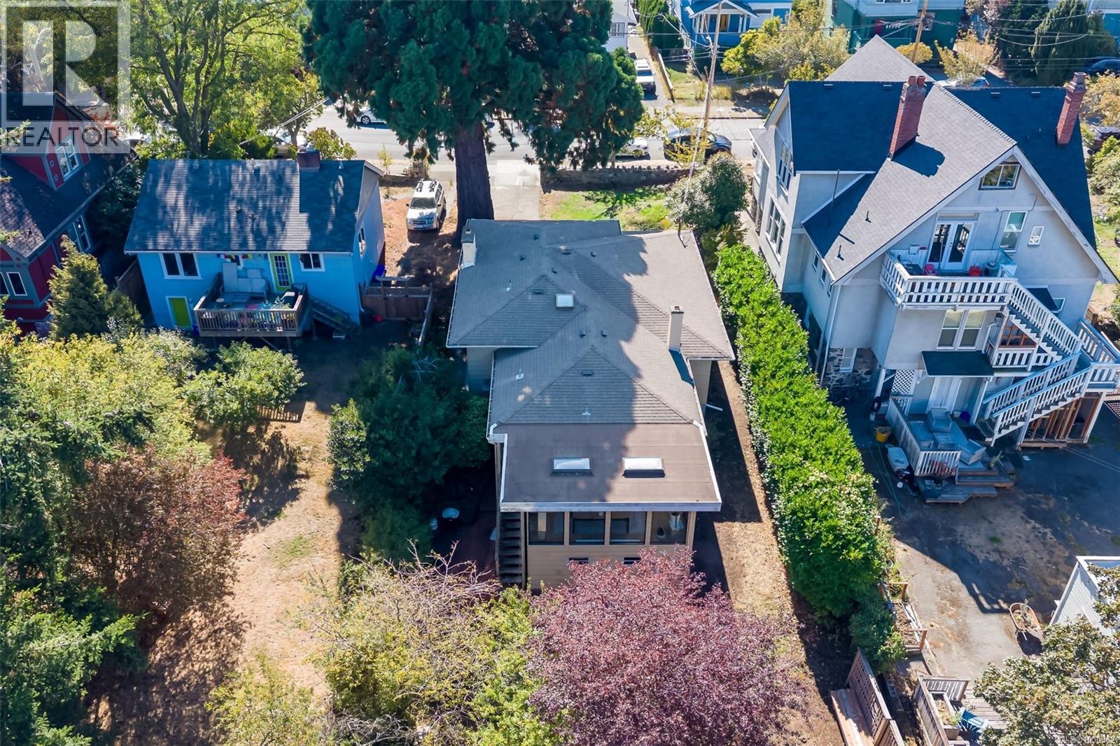  1556 Gladstone Avenue, Victoria