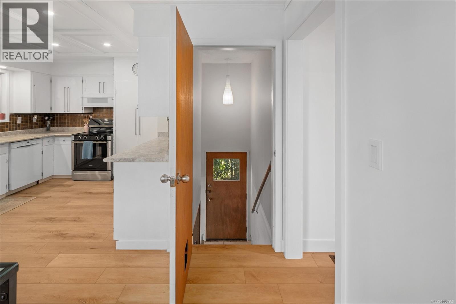 1556 Gladstone Ave - 34