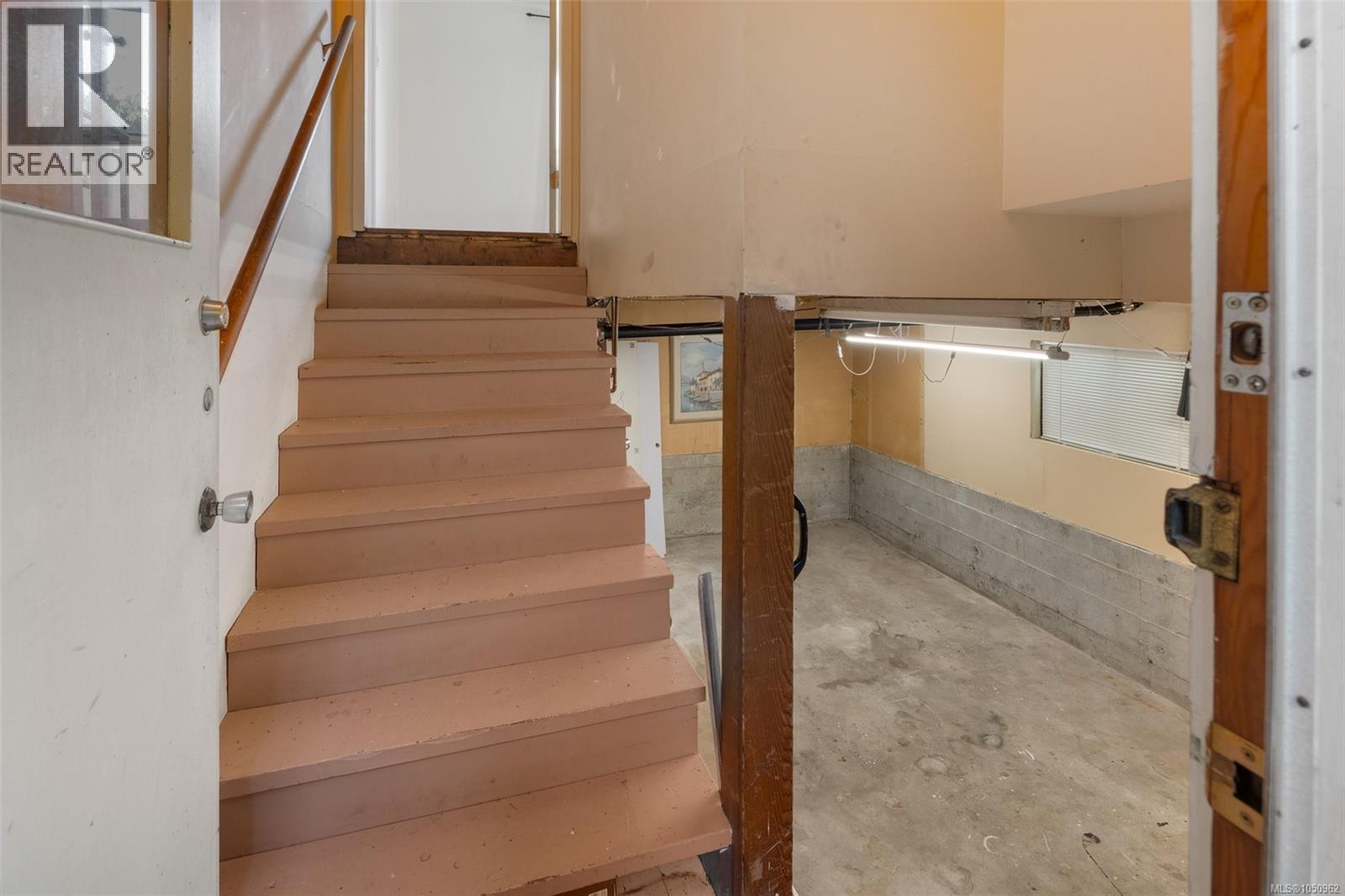1556 Gladstone Ave - 35
