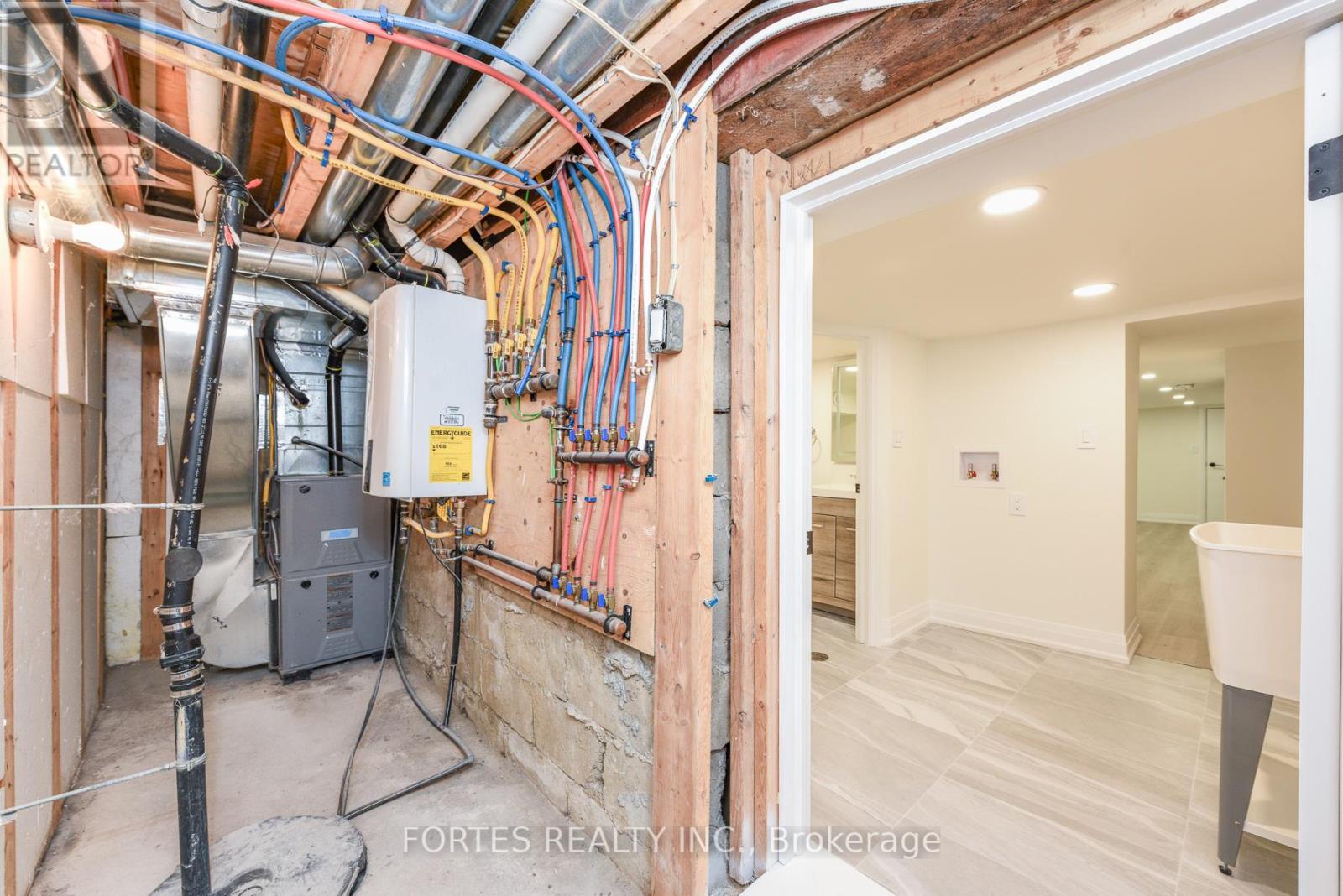 285 GILBERT AVENUE - Image 37