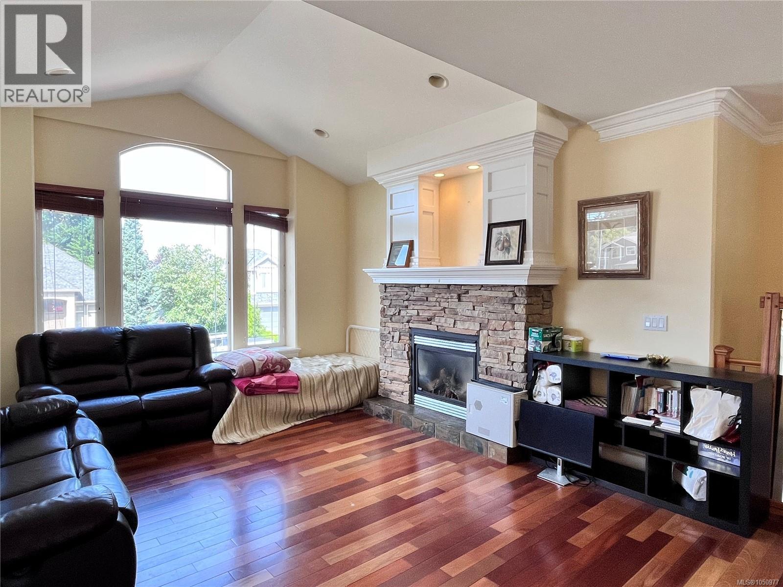 6632 Kestrel Cres - 3