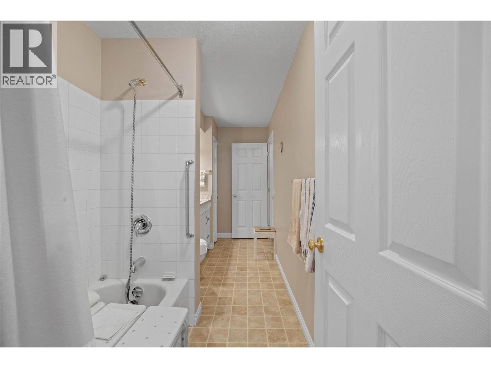 #10 51 8 Avenue SW - 16