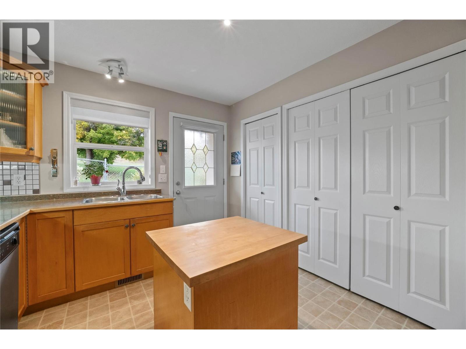 #10 51 8 Avenue SW - 11